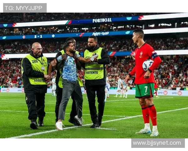 欧冠赛场惊现奇葩瞬间球迷冲入场内夺C罗球衣引热议